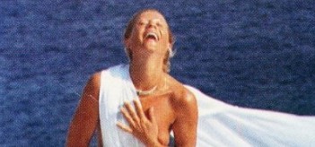 Η ιστορική φωτογράφιση της 41χρονης Ζ.Λάσκαρη στο Playboy - Η αμοιβή των 15 εκατ. δραχμών - Φωτογραφία 2
