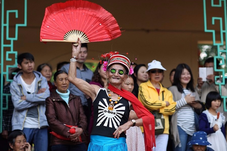 Ο 74χρονος που ντύνεται... Κινέζα για χατίρι της μητέρας του - Φωτογραφία 1