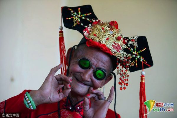 Ο 74χρονος που ντύνεται... Κινέζα για χατίρι της μητέρας του - Φωτογραφία 2