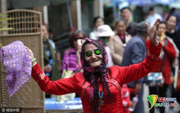 Ο 74χρονος που ντύνεται... Κινέζα για χατίρι της μητέρας του - Φωτογραφία 3