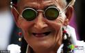 Ο 74χρονος που ντύνεται... Κινέζα για χατίρι της μητέρας του - Φωτογραφία 4