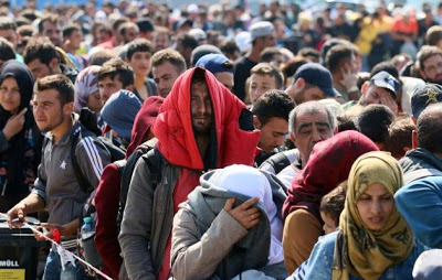 Αν προσέξεις καλά ,μπορείς να διακρίνεις ενα τζιχαντιστή στο πλήθος των προσφύγων - Φωτογραφία 1