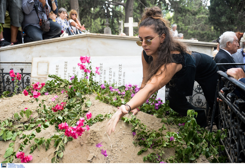 Λύγισε ο Λυκουρέζος στο τελευταίο αντίο και μαζί του όλος ο κόσμος(εικονες-βίντεο) - Φωτογραφία 8