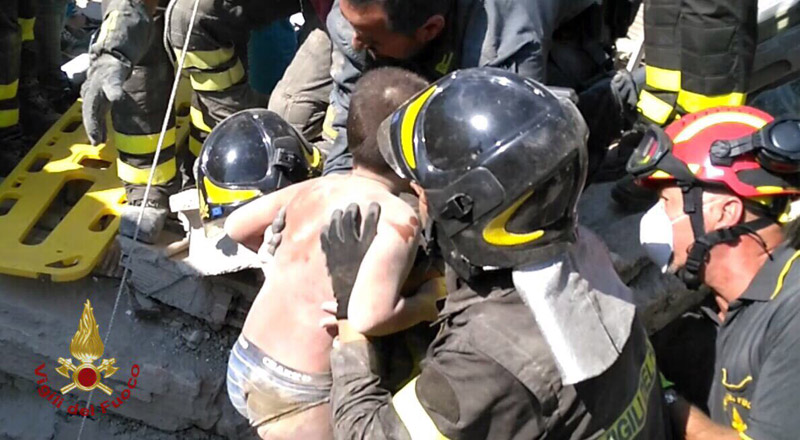 «Θαύμα» στην Ισκια της Ιταλίας: Έβγαλαν ζωντανά τρία παιδιά από τα ερείπια - Φωτογραφία 2