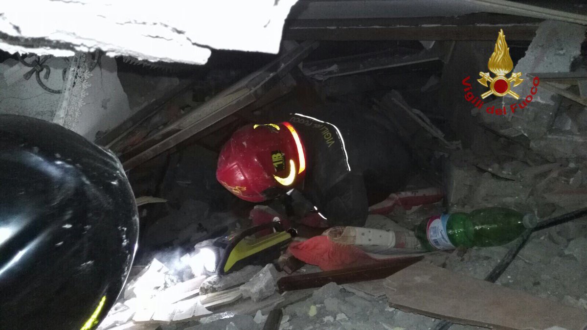 «Θαύμα» στην Ισκια της Ιταλίας: Έβγαλαν ζωντανά τρία παιδιά από τα ερείπια - Φωτογραφία 4