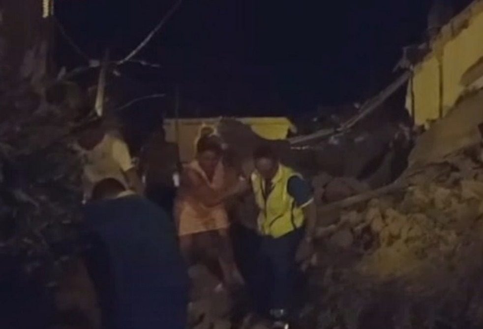 «Θαύμα» στην Ισκια της Ιταλίας: Έβγαλαν ζωντανά τρία παιδιά από τα ερείπια - Φωτογραφία 6