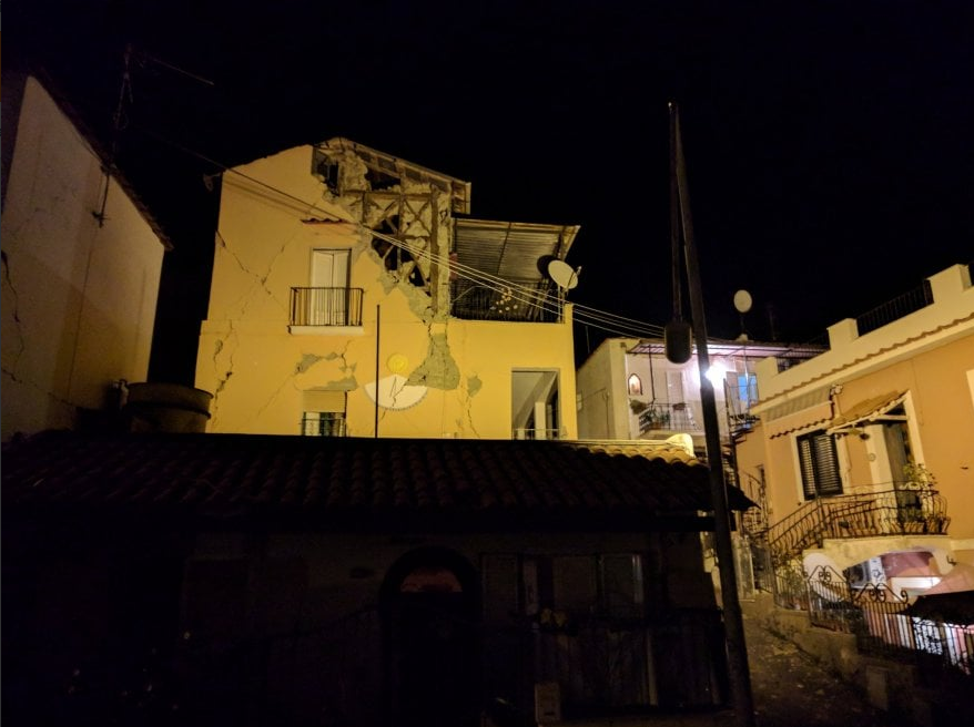 «Θαύμα» στην Ισκια της Ιταλίας: Έβγαλαν ζωντανά τρία παιδιά από τα ερείπια - Φωτογραφία 7
