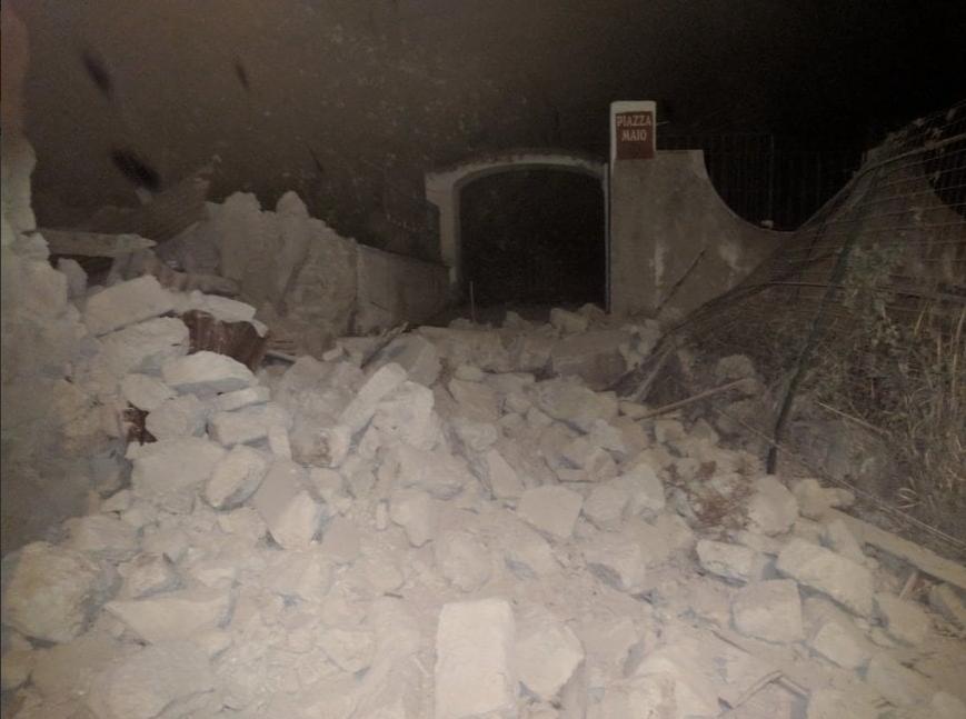 «Θαύμα» στην Ισκια της Ιταλίας: Έβγαλαν ζωντανά τρία παιδιά από τα ερείπια - Φωτογραφία 9