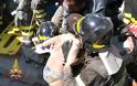 «Θαύμα» στην Ισκια της Ιταλίας: Έβγαλαν ζωντανά τρία παιδιά από τα ερείπια - Φωτογραφία 1