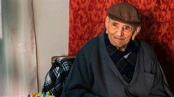 “Σαν κι εμένα δεν υπάρχει κανείς”, δηλώνει ο γηραιότερος άνδρας του κόσμου - Φωτογραφία 1