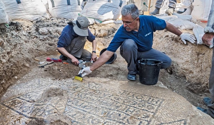 Ανακαλύφθηκε μωσαϊκό με ελληνική επιγραφή 1.500 χρόνων στην παλιά πόλη της Ιερουσαλήμ - Φωτογραφία 2