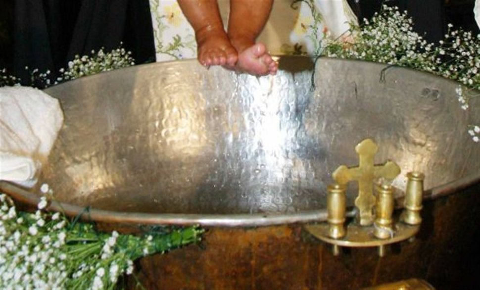 Βάφτισαν την κορούλα τους ο γνωστός πολιτικός και η δημοσιογράφος (ΦΩΤΟ) - Φωτογραφία 1