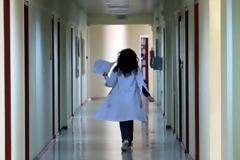 Αιματηρές περικοπές 370 εκ. ευρώ το 2018 στη χρηματοδότηση των νοσοκομείων