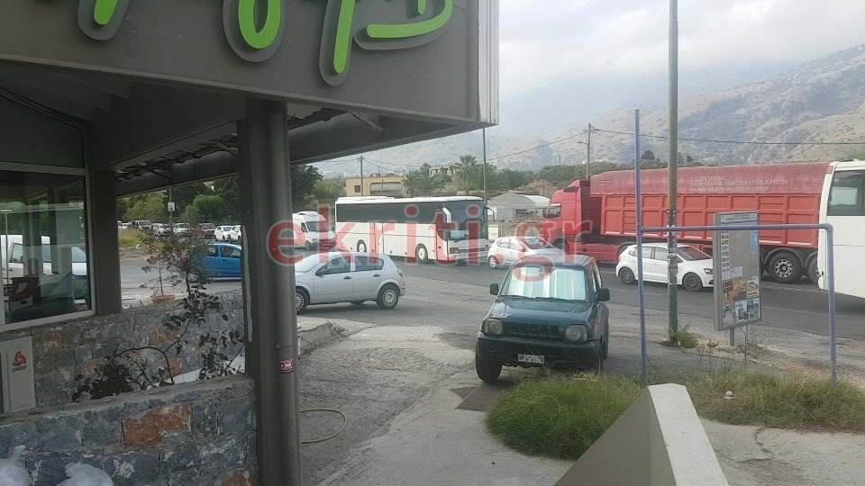 Ι.Χ. συγκρούστηκε με στρατιωτικό λεωφορείο στην Κρήτη - Φωτογραφία 6