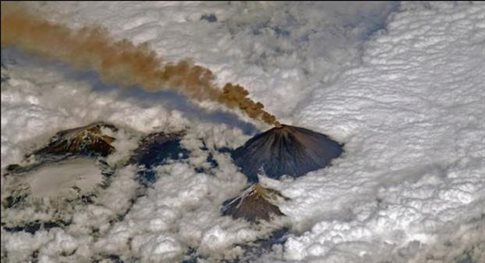 Το ηφαίστειο που βρυχάται πάνω από τα σύννεφα - Φωτογραφία 1