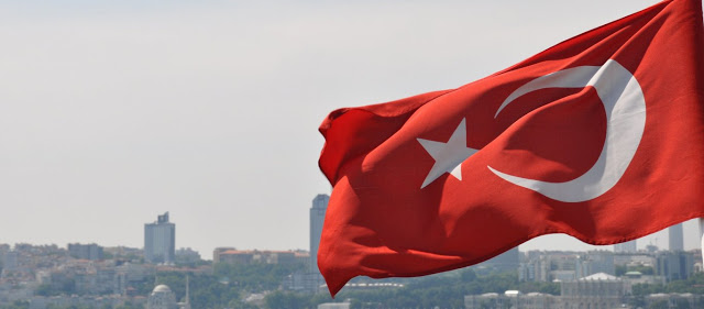 Υψωσαν τουρκική σημαία έξω από το Κέντρο Εκπαιδεύσεως Ανορθόδοξου Πολέμου στη Ρεντίνα - Μεγάλες οι ευθύνες του ΓΕΣ - Φωτογραφία 1