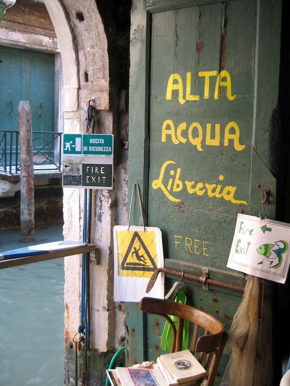 Το βιβλιοπωλείο που βρίσκεται μέσα στο νερό στη Βενετία - Φωτογραφία 1