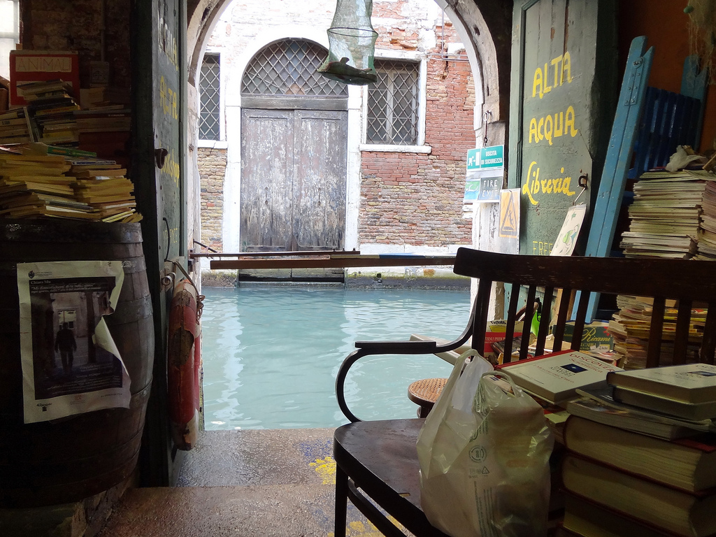 Το βιβλιοπωλείο που βρίσκεται μέσα στο νερό στη Βενετία - Φωτογραφία 4