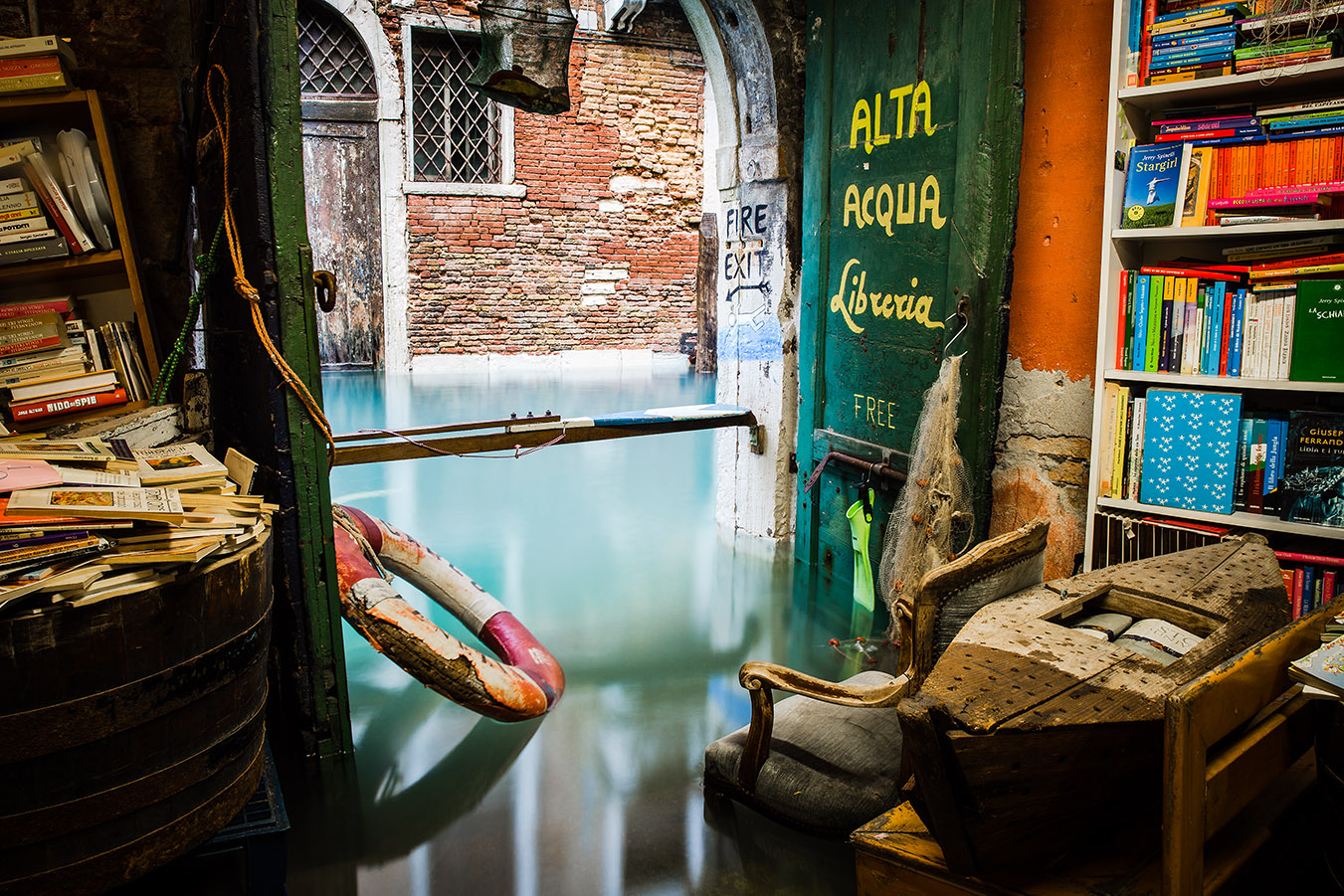 Το βιβλιοπωλείο που βρίσκεται μέσα στο νερό στη Βενετία - Φωτογραφία 7