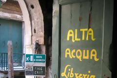 Το βιβλιοπωλείο που βρίσκεται μέσα στο νερό στη Βενετία