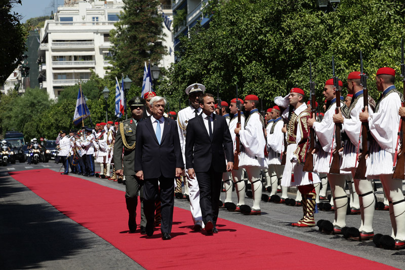 ΜΑΚΡΟΝ-Η άφιξη στην Αθήνα και η συνάντηση με τον Παυλόπουλο - Φωτογραφία 14