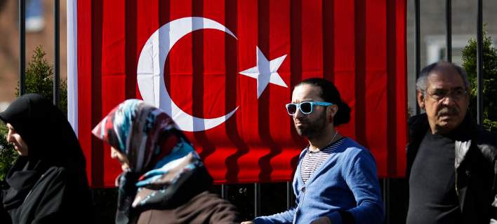 Οι Τούρκοι της Γερμανίας δεν ακούν τον Ερντογάν: Θα ψηφίσουν Σουλτς και Μέρκελ - Φωτογραφία 1