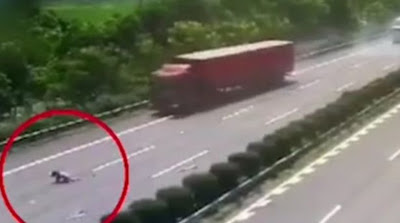 Βίντεο σοκ: 13χρονη εκτοξεύεται από το πίσω τζάμι του αυτοκινήτου – Γλύτωσε από θαύμα - Φωτογραφία 1