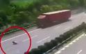 Βίντεο σοκ: 13χρονη εκτοξεύεται από το πίσω τζάμι του αυτοκινήτου – Γλύτωσε από θαύμα