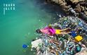 Σέρφερ κολύμπησε στο «νησί των σκουπιδιών»... τις Μαλδίβες - Φωτογραφία 1