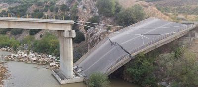Κατέρρευσε τμήμα της γέφυρας του ποταμού Κομψάτου στην Ξάνθη (φωτό) - Φωτογραφία 1