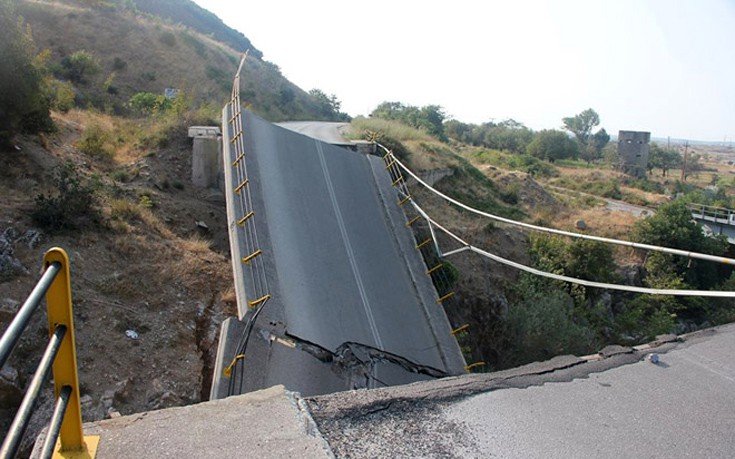 Κατέρρευσε τμήμα της γέφυρας του ποταμού Κομψάτου στην Ξάνθη (φωτό) - Φωτογραφία 11
