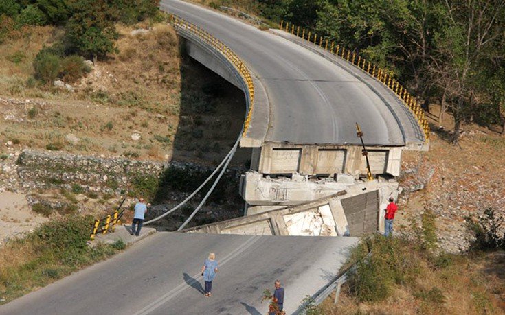 Κατέρρευσε τμήμα της γέφυρας του ποταμού Κομψάτου στην Ξάνθη (φωτό) - Φωτογραφία 12