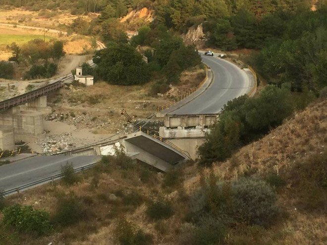 Κατέρρευσε τμήμα της γέφυρας του ποταμού Κομψάτου στην Ξάνθη (φωτό) - Φωτογραφία 3
