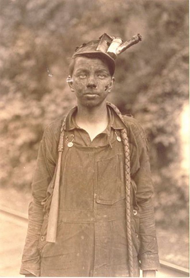 Η φωτογραφία του ανήλικου ανθρακωρύχου που σόκαρε την κοινωνία - Φωτογραφία 3