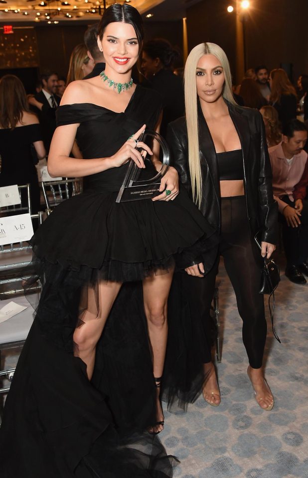 Η Kim Kardashian πήγε σε απονομή βραβείων με διαφανές παντελόνι - Φωτογραφία 6