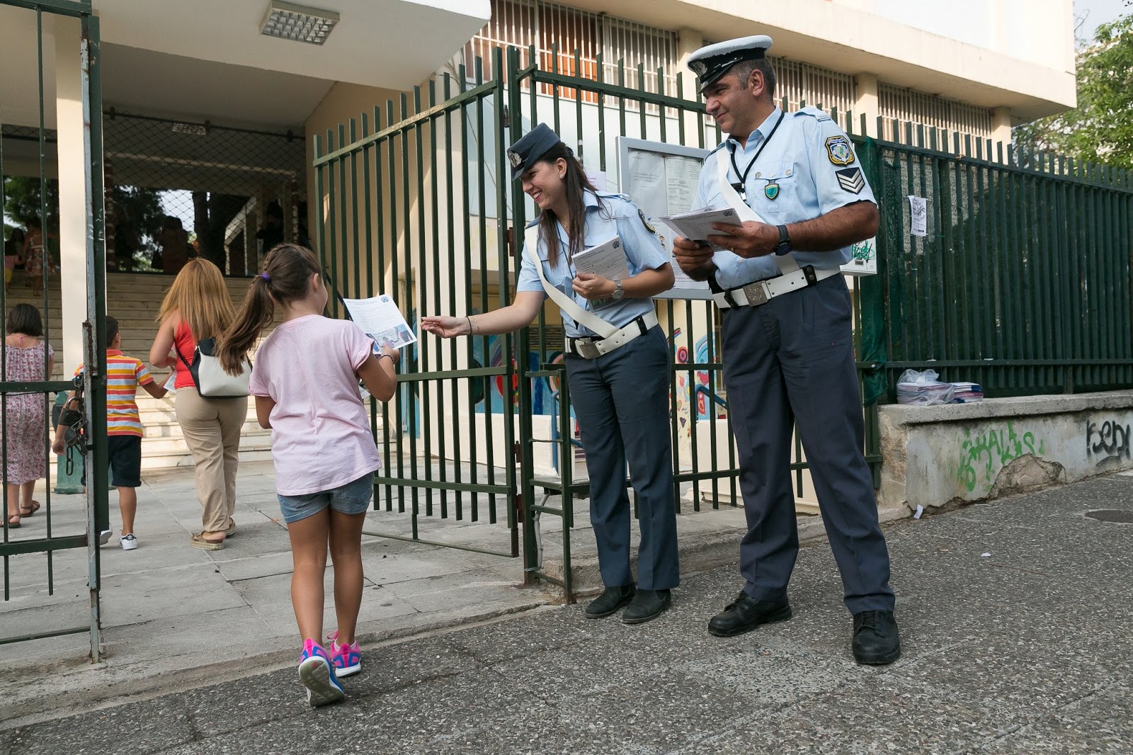 Ενημερωτικά φυλλάδια διένειμαν αστυνομικοί σε γονείς και μαθητές δημοτικών σχολείων στην Αττική (ΦΩΤΟ-ΒΙΝΤΕΟ) - Φωτογραφία 3