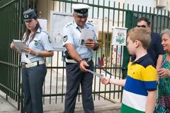 Ενημερωτικά φυλλάδια διένειμαν αστυνομικοί σε γονείς και μαθητές δημοτικών σχολείων στην Αττική (ΦΩΤΟ-ΒΙΝΤΕΟ)