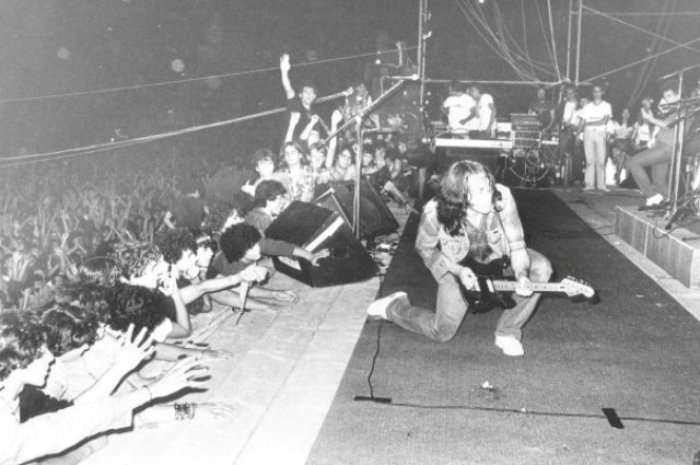 Ο Ρόρι Γκάλαχερ στην Αθήνα.  Η συναυλία κυκλοφόρησε σε πειρατική έκδοση με τίτλο Live in Athens 1981. (ΦΩΤΟ) - Φωτογραφία 5