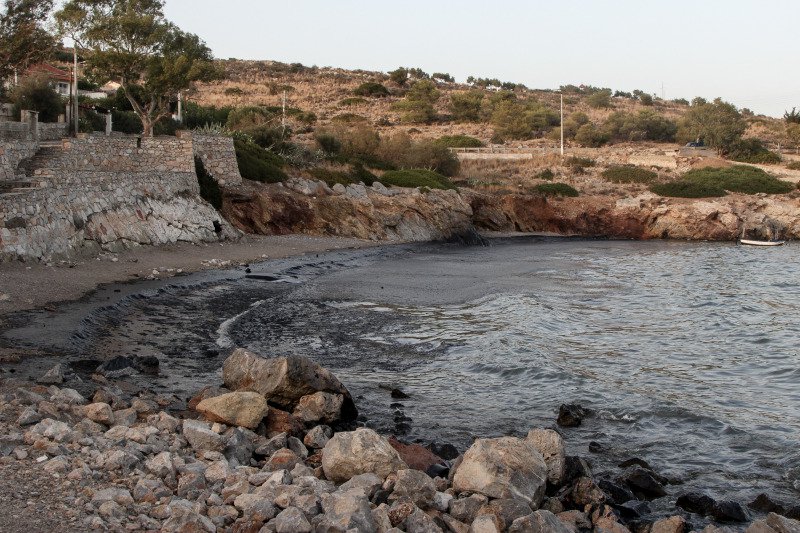 Μεγάλη οικολογική καταστροφή στη Σαλαμίνα – «Μαύρισαν» παραλίες - Φωτογραφία 3