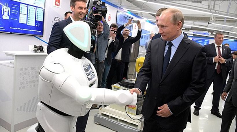 Σε τεχνολογική έκθεση: Και τα ρομπότ «λυγίζουν» στη γοητεία του Πούτιν (video) - Φωτογραφία 1