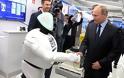 Σε τεχνολογική έκθεση: Και τα ρομπότ «λυγίζουν» στη γοητεία του Πούτιν (video)