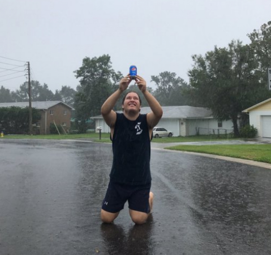 Άντρας στη Φλόριντα προσφέρει μια... Pepsi στον τυφώνα Ίρμα και το Ίντερνετ «παίρνει φωτιά» - Φωτογραφία 1
