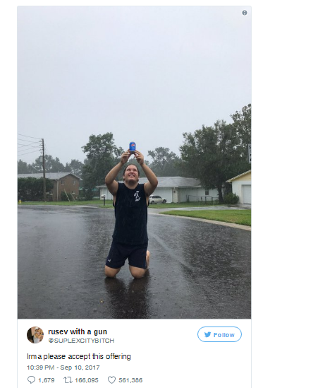 Άντρας στη Φλόριντα προσφέρει μια... Pepsi στον τυφώνα Ίρμα και το Ίντερνετ «παίρνει φωτιά» - Φωτογραφία 2