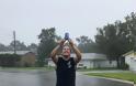 Άντρας στη Φλόριντα προσφέρει μια... Pepsi στον τυφώνα Ίρμα και το Ίντερνετ «παίρνει φωτιά»
