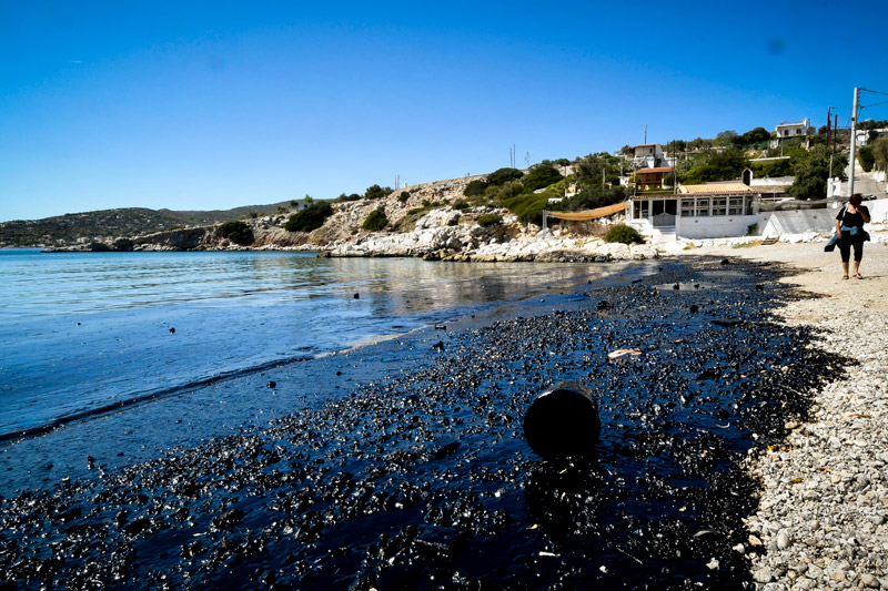 Η πετρελαιοκηλίδα έφτασε μέχρι και τη Βούλα.Έως 10 χρόνια χρειάζονται για να καθαρίσει ο Σαρωνικός - Φωτογραφία 6