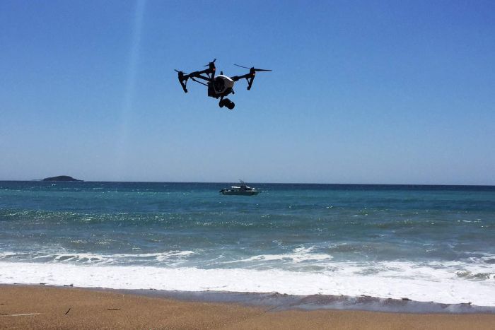 Drone κλέφτης στα Λιμανάκια Βουλιαγμένης κλέβει προσωπικά αντικείμενα από λουόμενους - Φωτογραφία 1