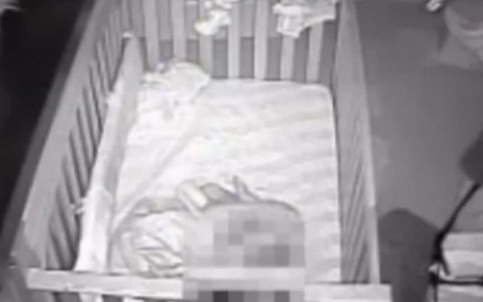 Γονείς έπαθαν σοκ όταν είδαν τι είχε καταγράψει η κρυφή κάμερα στο δωμάτιο του μωρού τους [video] - Φωτογραφία 1