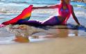 Η Barbie - Γοργόνα ξεβράστηκε στη Σύρο - Δείτε τη στην παραλία του νησιού [photos+video]