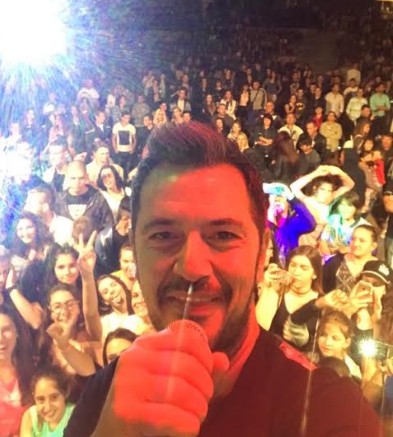 Ποιον Έλληνα τραγουδιστή ψήφισαν σε γκάλοπ στη Βουλγαρία για να δώσει συναυλία στην πόλη τους [video] - Φωτογραφία 2