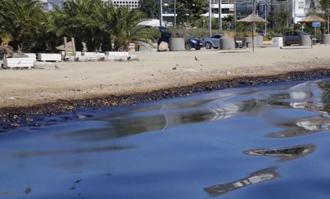 Σαρωνικός: Σε ποιες παραλίες απαγορεύεται το κολύμπι λόγω της πετρελαιοκηλίδας - Φωτογραφία 1